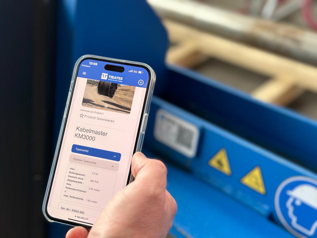 Blick auf ein Handy, das die QIKY-Anwendung in Aktion zeigt.
